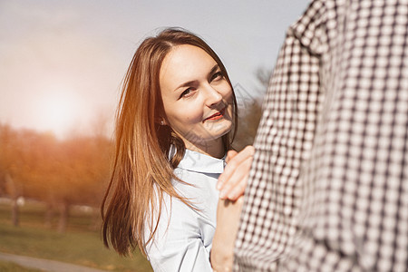 秋季公园的浪漫情侣 - 爱情 关系和约会概念 女朋友 拥抱图片