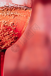 半杯红酒 有泡沫 有复制空间的葡萄酒概念图片