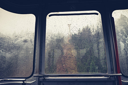 高速公路玻璃窗上的雨滴 车头有线车上的悲哀景象 通 天图片