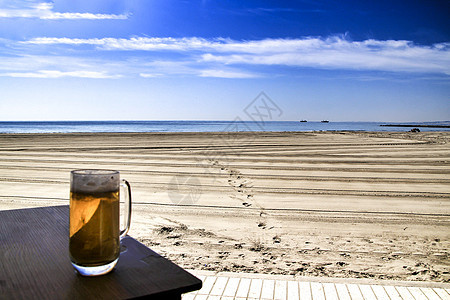 沙滩酒吧露台的冷啤酒 咖啡店 茶点 金的 喝图片