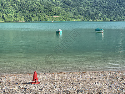 神奇的蓝色蓝绿湖 有渔船或独木舟 季节 奥地利图片