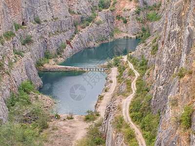 布拉格南部废弃的Dolomite采石场 植物群图片