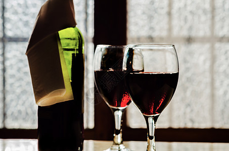一杯红葡萄酒 用一杯红酒庆祝片刻 为美食提供精美的烈酒 餐厅 浪漫图片