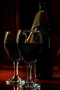 一杯红葡萄酒 用一杯红酒庆祝片刻 为美食提供精美的烈酒 酒厂 酒吧图片