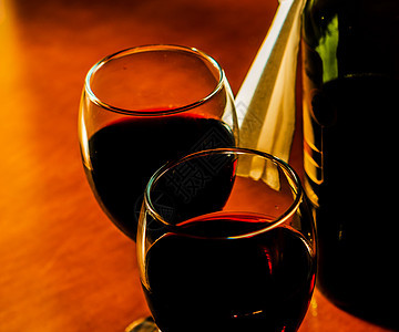 一杯红葡萄酒 用一杯红酒庆祝片刻 为美食提供精美的烈酒 酒厂 波尔多图片