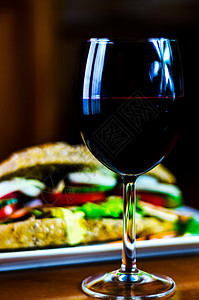红酒和三明治 干葡萄酒 完美的饮食 开瓶器 干杯图片