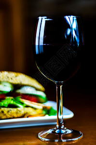 红酒和三明治 干葡萄酒 完美的饮食 红酒杯 蔬菜背景图片