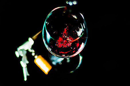 将红酒倒入玻璃杯中 用一杯葡萄酒庆祝片刻 为美食家提供精美的酒 透明的 水晶图片