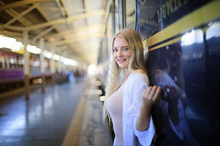 年轻女子在老式火车上等车 在泰国曼谷的车站月台上放松而无忧无虑 然后才赶上火车 旅游摄影 生活方式 美丽的 女孩图片