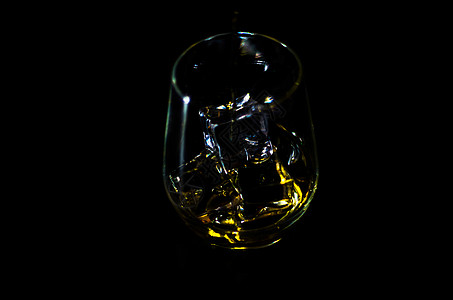 将纯麦酒威士忌倒入一杯 盛满金色威士忌 酒吧图片
