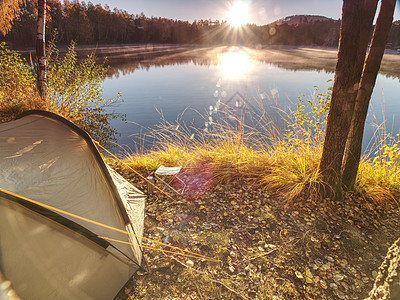 在湖边露营 渔民在湖边的绿色帐篷 户外 自然图片