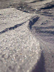 雪地上有阴影和反射 寒冷的 晴天 冰冷的 冻结 海浪 干净的图片