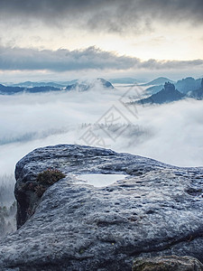 云雾山 低云在山之间漂浮 高雾在山山谷中背景图片