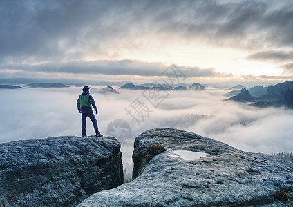 曼纳利人站在岩石上 享受迷雾的山景 挑战 假期图片