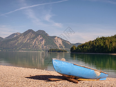 在沃肯西山湖的石舟岸上的船 钓鱼 旅行 假期 旅游图片