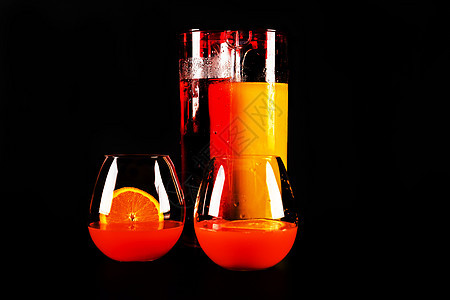 以意大利著名清新饮料和橙汁制成的鸡尾酒 开胃酒图片