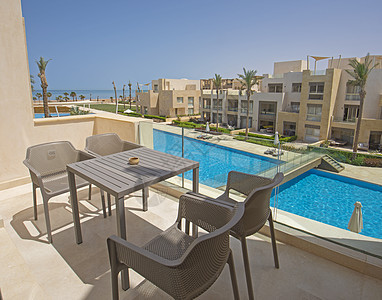 在热带豪华公寓度假胜地配有椅子的露台阳台阳台 海 游泳池图片