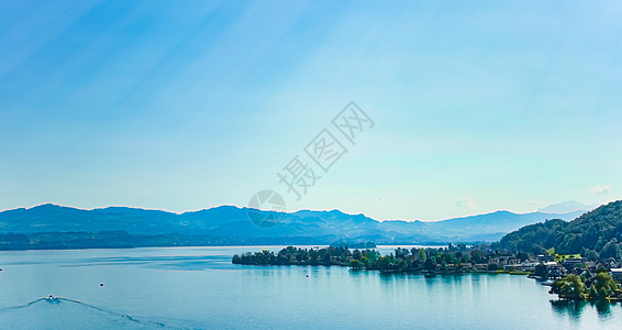 Wollerau 的苏黎世湖 瑞士施维茨州 苏黎世湖 瑞士山景 夏季蓝水和天空 田园诗般的自然和完美的旅游目的地 是风景艺术印刷图片