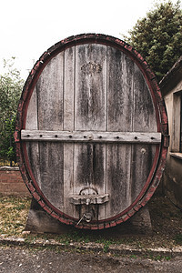 意大利托斯卡纳 一个大木制酒桶的近身图片
