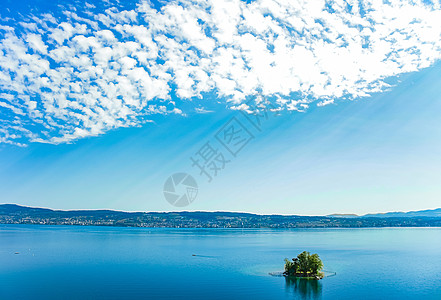 Wollerau 的苏黎世湖 瑞士施维茨州 苏黎世湖 瑞士山景 夏季蓝水和天空 田园诗般的自然和完美的旅游目的地 是风景艺术印刷图片