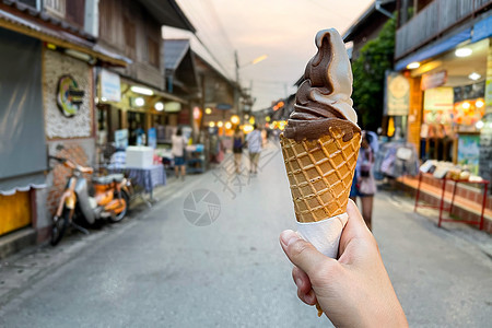 女性手握巧克力冰淇淋 食物 快乐的 意式冰淇淋 乐趣 寒冷的图片