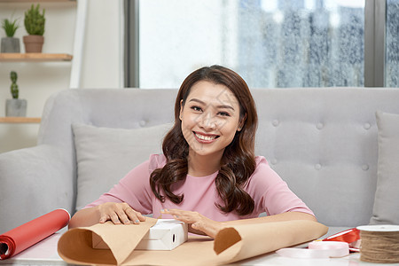 节日背景 3 月 8 日生日 母亲节 情人节的女性手包礼物的顶视图组合 包装好的礼物和鲜花 包装纸和工具 丝带 红色的图片