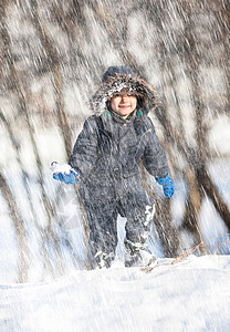 冬天公园的可爱男孩 自然 后代 脸 喜悦 闲暇 滚雪球图片