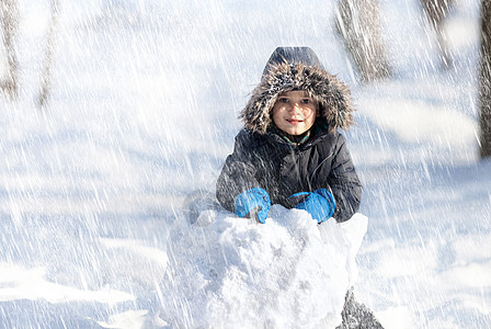 可爱的男孩玩雪 在冬季公园 冬天 衣服 快乐的 孩子图片