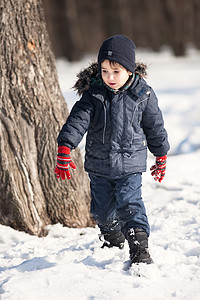 冬天公园的可爱男孩 雪 闲暇 季节 童年 孩子 衣服图片