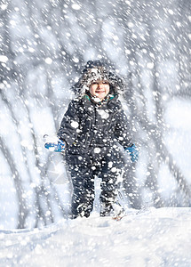 冬天公园的可爱男孩 降雪 迷人的 季节 可爱的 享受图片