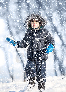 玩雪的可爱男孩 快乐 假期 寒意 降雪 脸 男性 孩子图片