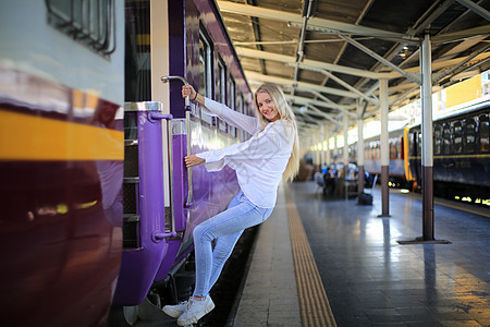 年轻女子在老式火车上等车 在泰国曼谷的车站月台上放松而无忧无虑 然后才赶上火车 旅游摄影 生活方式 乘客 漂亮的图片