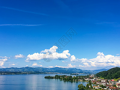 田园诗般的瑞士风景 瑞士里希特斯维尔的苏黎世湖景观 山脉 苏黎世湖的蓝水 天空作为夏季自然和旅游目的地 是风景艺术印刷品的理想选图片