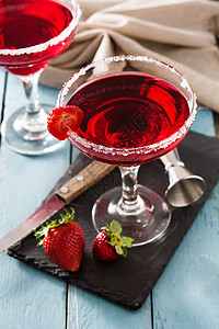 草莓鸡尾酒杯中 水 多汁的 水果 红色的 饮料 寒冷的图片