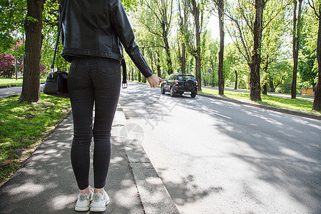 穿黑外套和牛仔裤的女孩停车 路线 自由的 搭便车 假期图片