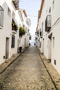 Altea村狭小街道和白洗白的外墙 西班牙 欧洲图片