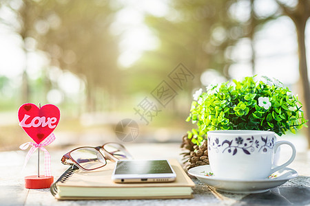 Marble 地板背景上的空笔记本 智能手机 插孔和咖啡杯的关闭 爱的概念与心脏桌面 Valentine日 假期 卡片图片