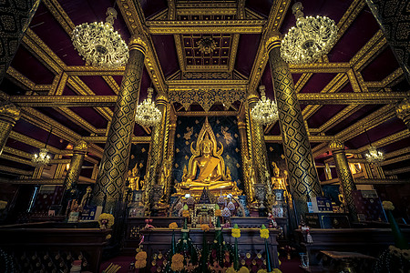 的美丽金佛雕像也通俗地称为 Wat Yai 是一座佛教寺庙 wat 它是泰国彭世洛的主要旅游景点 佛教徒 崇拜图片