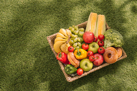 在草地上打扫 红色的桌布 篮子 健康食品和水果 橙汁 顶端风景 夏日休息 平躺图片