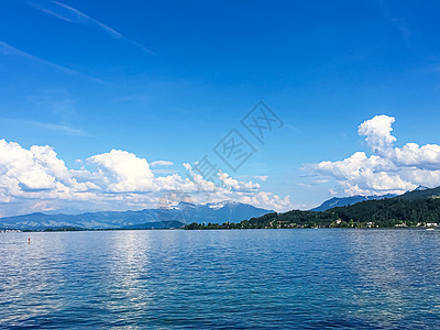 田园诗般的瑞士风景 瑞士里希特斯维尔的苏黎世湖景观 山脉 苏黎世湖的蓝水 天空作为夏季自然和旅游目的地 是风景艺术印刷品的理想选图片