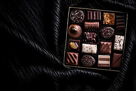 礼盒中的瑞士巧克力 瑞士巧克力店用黑巧克力和牛奶有机巧克力制成的各种豪华果仁糖 作为节日礼物的甜点食品和高级糖果品牌 展示 奢华图片