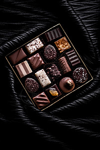 巧克力工厂礼盒中的瑞士巧克力 瑞士巧克力店用黑巧克力和牛奶有机巧克力制成的各种豪华果仁糖 作为节日礼物的甜点食品和高级糖果品牌 可可背景