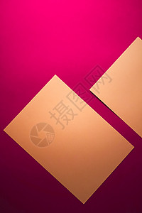 空白A4纸 粉红背景的棕褐色作为办公文文具平板 豪华品牌平铺牌和模型品牌设计 礼物 邮件图片