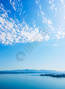 田园诗般的瑞士风景 沃勒劳的苏黎世湖 瑞士施维茨州 苏黎世湖 山脉 蓝水 天空作为夏季自然和旅游目的地 是风景艺术印刷品的理想选图片