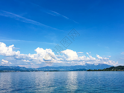 田园诗般的瑞士风景 瑞士里希特斯维尔的苏黎世湖景观 山脉 苏黎世湖的蓝水 天空作为夏季自然和旅游目的地 是风景艺术印刷品的理想选图片