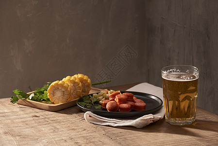 啤酒和开胃的啤酒零食套餐 咖啡杯啤酒桌 烤香肠加酱汁 酒精 油炸图片