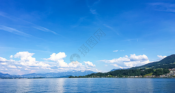 田园诗般的瑞士风景 瑞士里希特斯维尔的苏黎世湖景观 山脉 苏黎世湖的蓝水 天空作为夏季自然和旅游目的地 是风景艺术印刷品的理想选图片