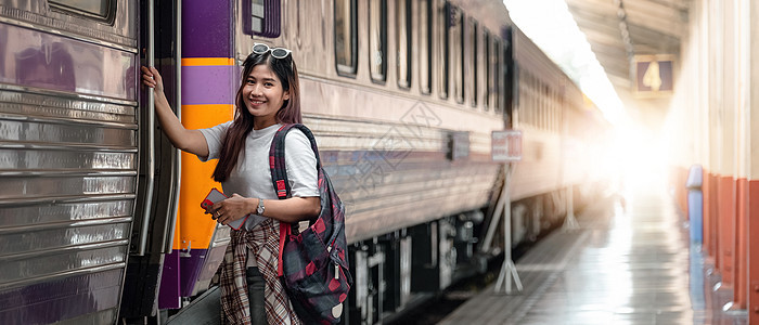 肖像吸引作为女性的女性在火车站搭乘火车到夏季旅行 但夏天却要登上火车图片
