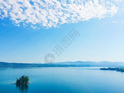 田园诗般的瑞士风景 沃勒劳的苏黎世湖 瑞士施维茨州 苏黎世湖 山脉 蓝水 天空作为夏季自然和旅游目的地 是风景艺术印刷品的理想选图片