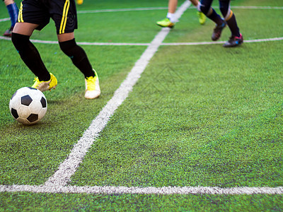 足球运动员在参加小学体育日的比赛中竞技 娱乐图片